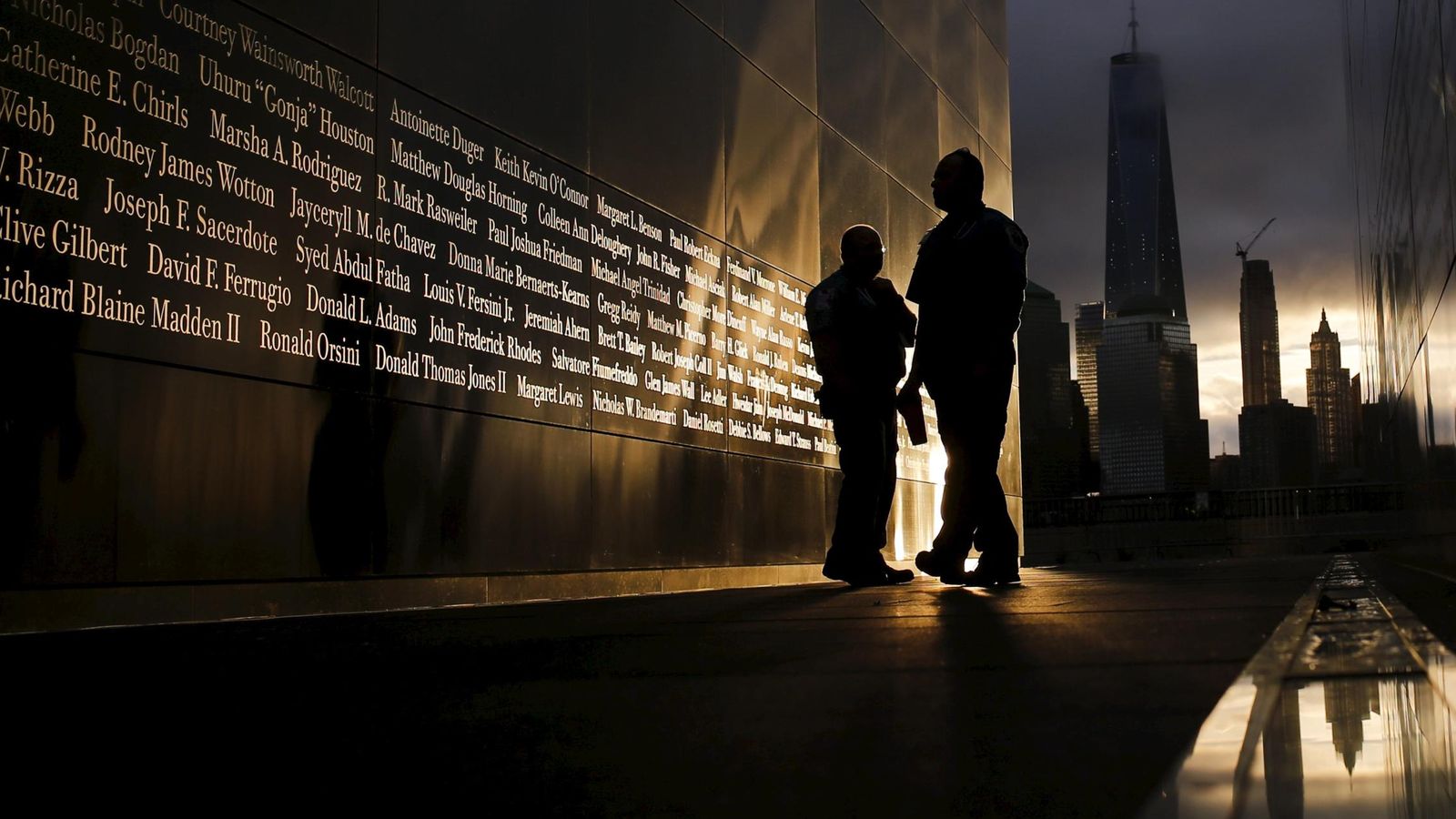 Foto: Los nombres de las víctimas del 11-S en el Memorial a cielo abierto en Nueva Jersey, septiembre de 2015. (Reuters)