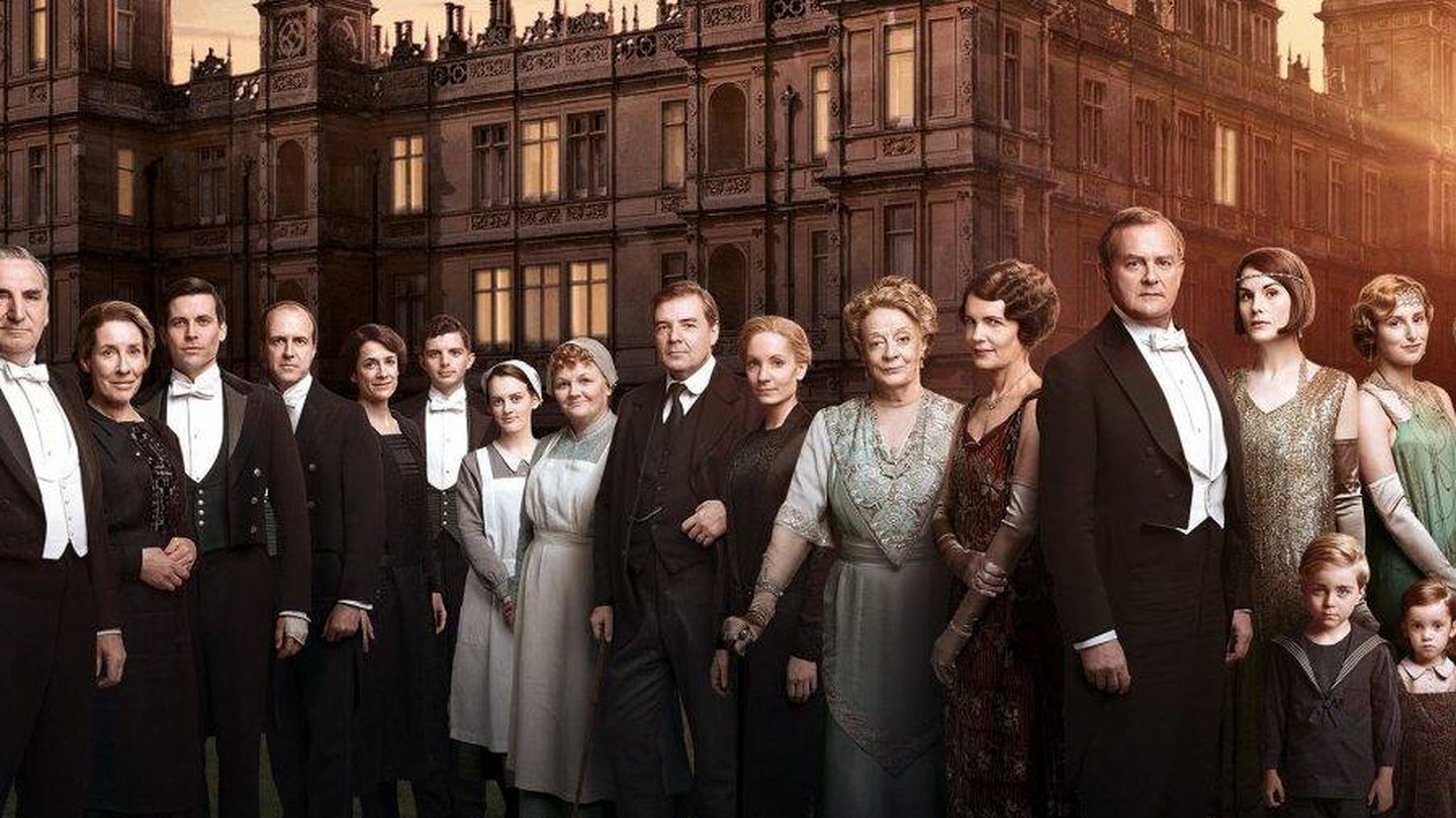  Los personajes de 'Downton Abbey',  frente al castillo. (Netflix)