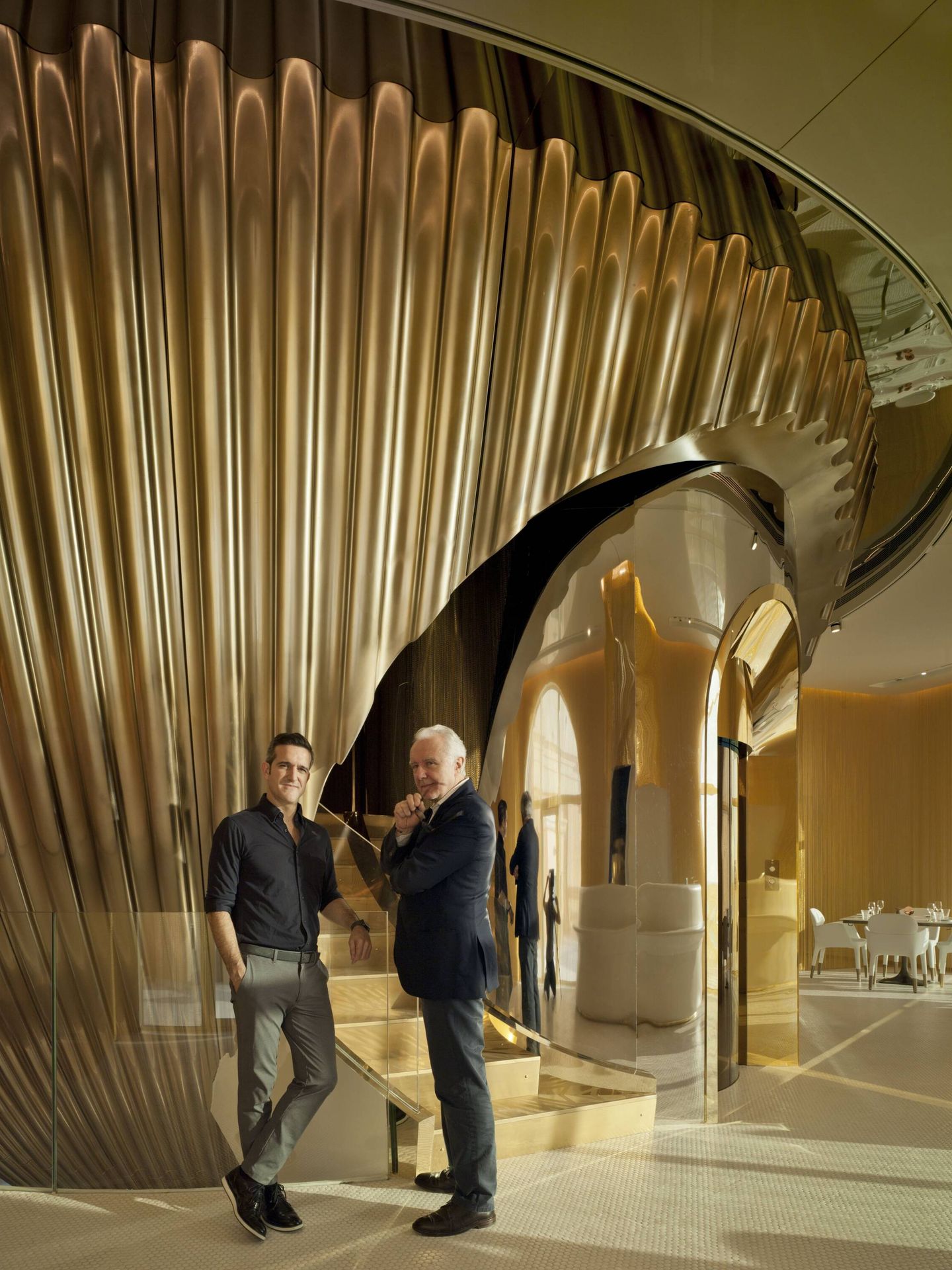 Manuel Clavel con Alain Ducasse en el restaurante Mix de Dubái. (David Frutos)