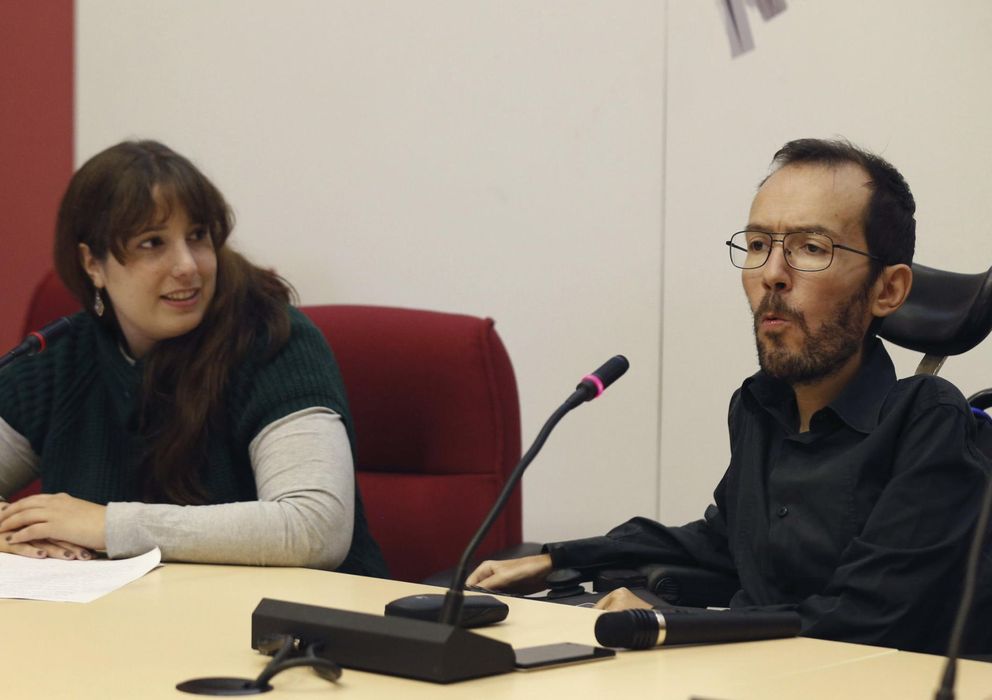Foto: Alba Contreras y el europarlamentario Pablo Echenique, ayer, durante una rueda de prensa de 'Sumando Podemos'. (Efe)