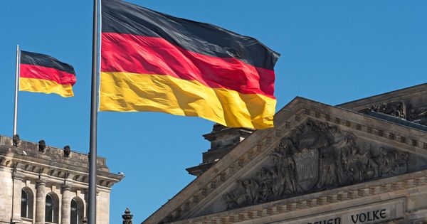Foto: Una bandera alemana ondeando en el Reichstag. (iStock)