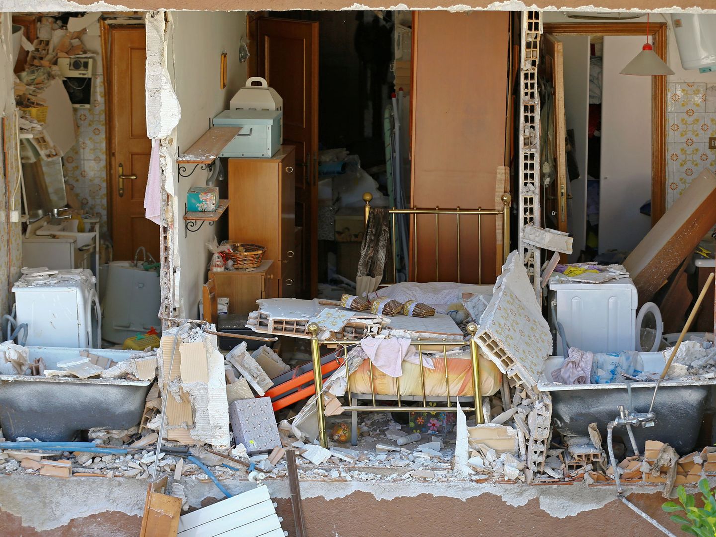 Interior de una casa medio derruida en Amatrice tras el terremoto (Reuters)