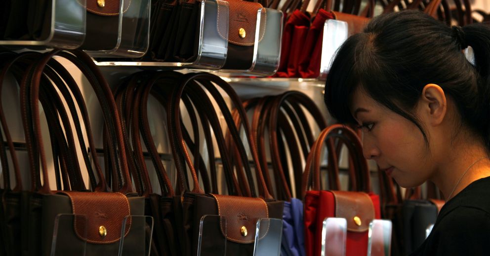 Una clienta china en una tienda de bolsos de lujo. (Reuters)