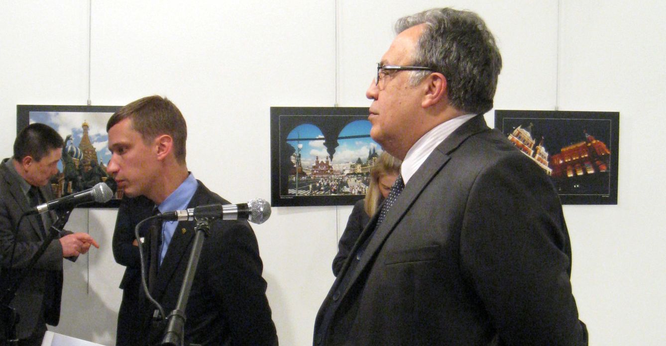 Andrei Karlov, el embajador ruso en Turquía, momentos antes de ser asesinado en esa misma sala. (Reuters)