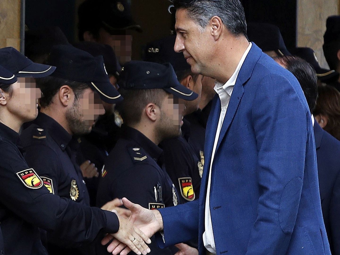 Xavier García Albiol saluda a los efectivos de la Policía Nacional de Pineda de Mar. (EFE)