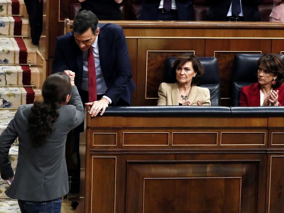 Foto: Pablo Iglesias saluda a Pedro Sánchez tras su intervención en la tercera y última sesión de investidura, el pasado 7 de enero. (EFE)