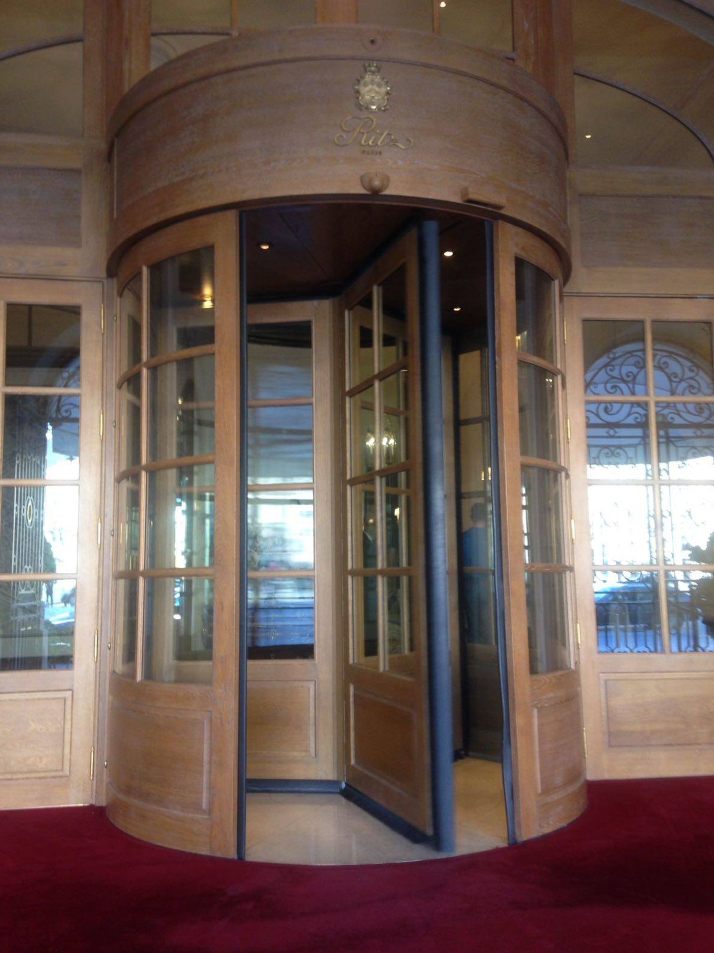 Puerta giratoria de entrada al hotel Ritz de París. (S. Taulés)