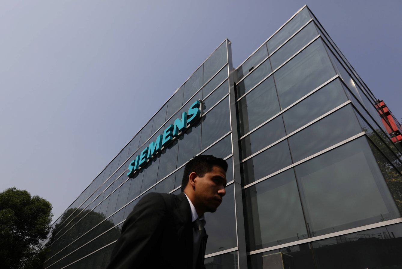 Un logo de Siemens en un edificio en Ciudad de México, en mayo de 2017. (Reuters)