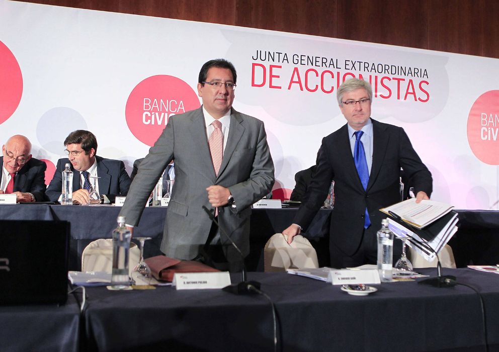 Foto: Los copresidentes de Banca Cívica, Antonio Pulido (i) y Enrique Goñi (d). (EFE)