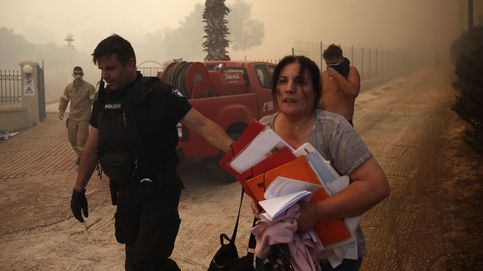 Fuegos artificiales lanzados desde un yate causan otro fuego en medio de la ola de incendios que asola Grecia