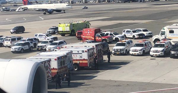 Foto: Equipos de emergencia en el aeropuerto de Nueva York. (Reuters)