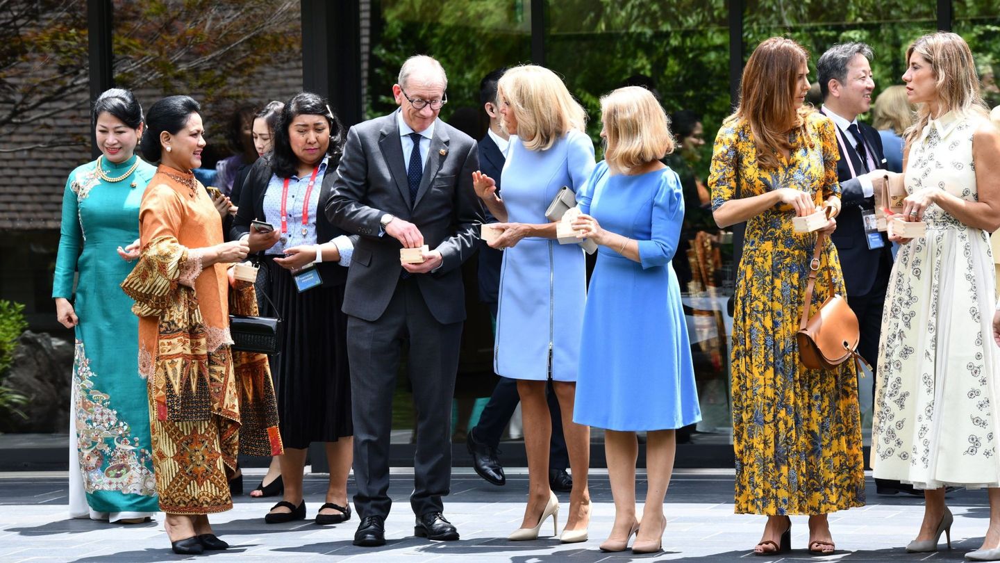 Begoña Gómez (a la derecha de la imagen) reunida con las esposas de los mandatarios mundiales. (EFE)