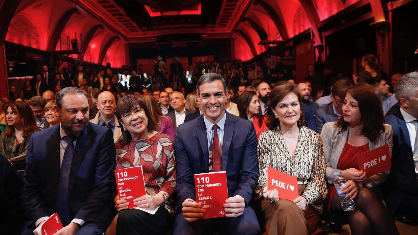 Pedro Sánchez, con Cristina Narbona, Carmen Calvo, José Luis Ábalos y Adriana Lastra, este 27 de marzo en el teatro Gran Maestre de Madrid. (Inma Mesa | PSOE)