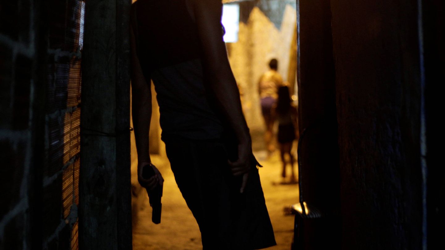 Un miembro de una banda posa con una pistola en una favela de Río de Janeiro. (Reuters)