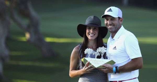 Foto: Sergio celebra el título con su esposa, Angela Atkins. (EFE) 