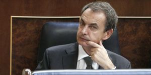 Zapatero pide al PP "cumplir los compromisos" y Rajoy le exige "la fecha de las elecciones”