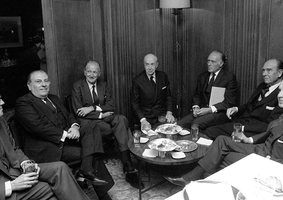 Foto: Fotografía de archivo de 1983 de Emilio Botín padre (3d) en una de las comidas de los presidentes de los siete grandes bancos.