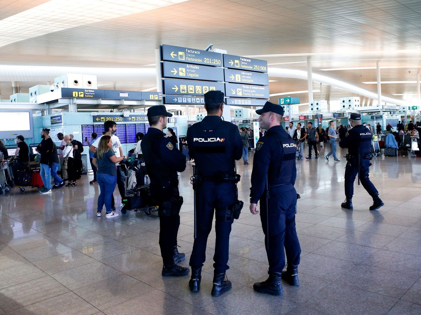 Agentes de Policía Nacional patrullan por el Aeropuerto de Barcelona. (EFE)