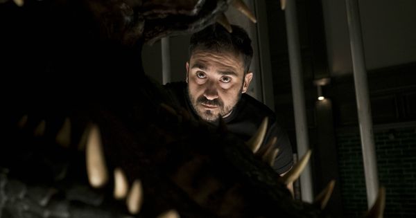 Foto: Juan Antonio Bayona supervisa uno de los dinosaurios animatrónicos de 'Jurassic World: el reino caído'. (Universal) 