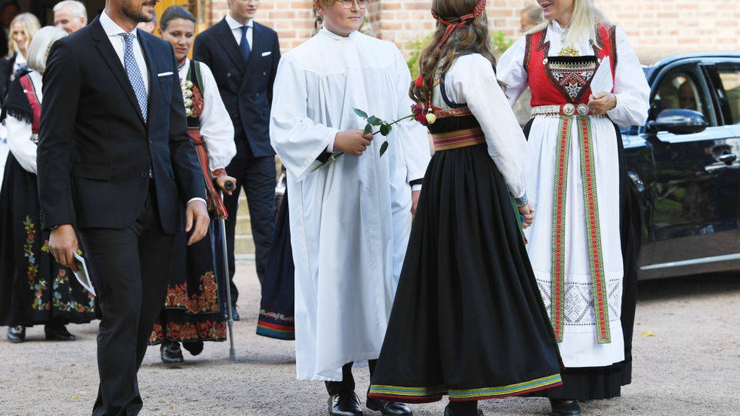Sverre Magnus acompañado de su familia en el día de su confirmación. (Getty)