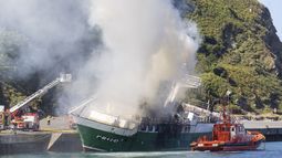 Activada la alerta de contaminación del mar por el incendio de barco en Orio (Guipúzcoa)