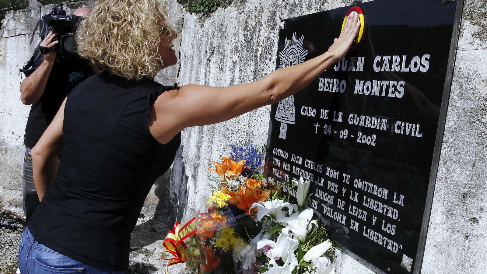 Foto: María José Rama, viuda del guardia civil asesinado por ETA hace 14 años Juan Carlos Beiro, homenajea a su marido en Leiza (Navarra). (EFE)