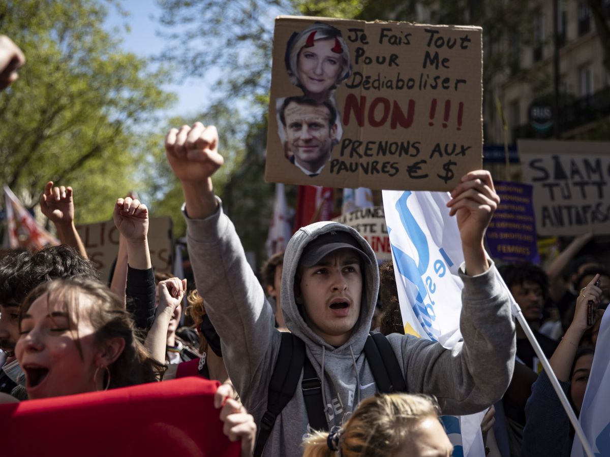 Foto: Manifestantes franceses protestan contra Marine Le Pen. (EFE/Ian Langsdon)