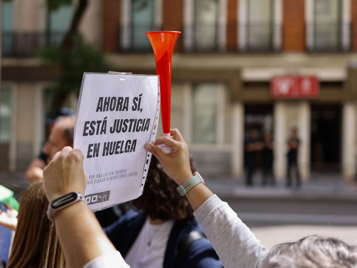 Foto: Concentración de funcionarios de Justicia el 30 de mayo en la sede del PSOE. (EFE/Rodrigo Jiménez)