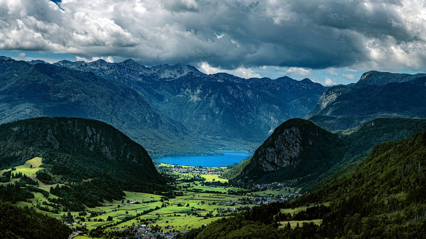 Vista panorámica del lago Bohinj, Gorenjska, Eslovenia (iStock)
