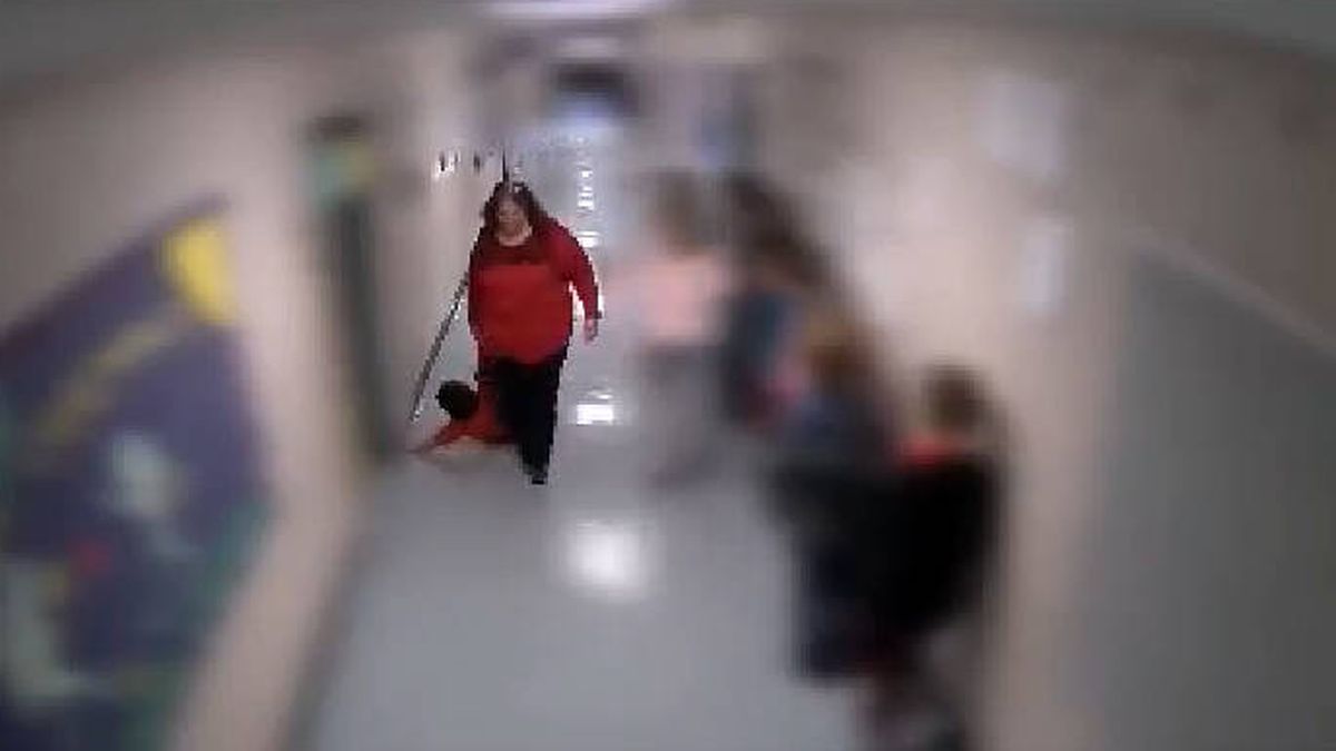Despiden a una profesora en EEUU por arrastrar a un niño autista por los suelos