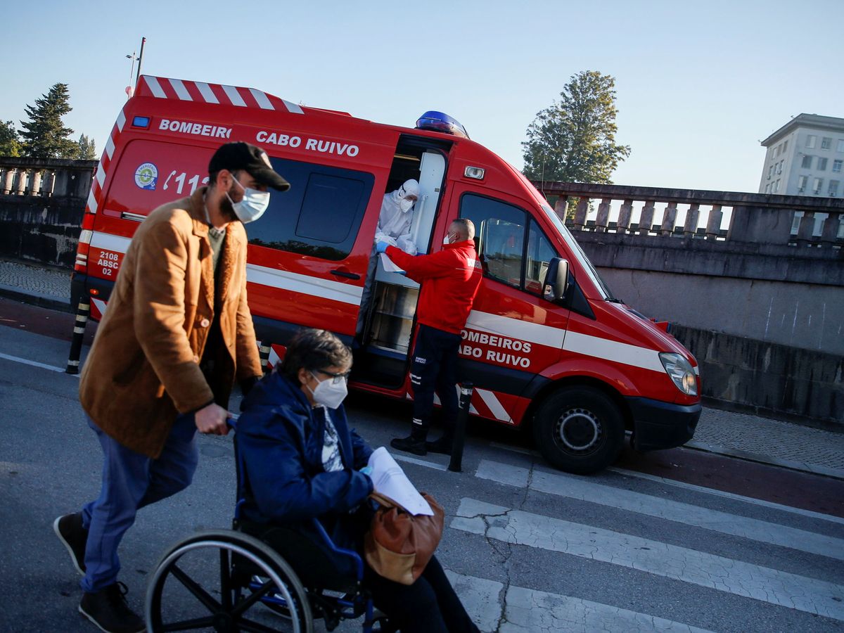 Foto: Una ambulancia que transporta a un paciente de covid-19 es vista en el exterior del Hospital de Santa María, en Lisboa. (Foto: Reuters)