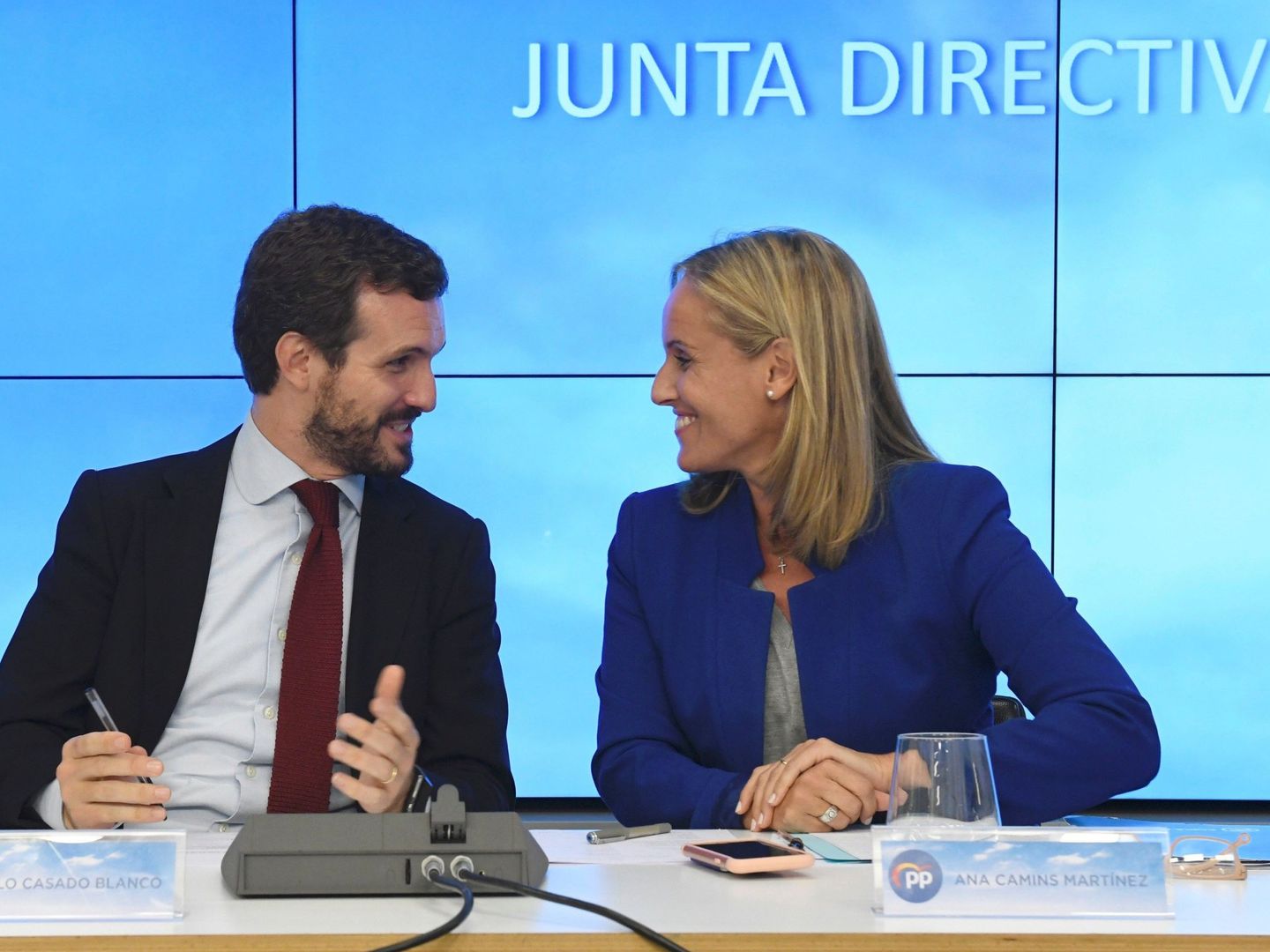 El presidente del PP, Pablo Casado, y la secretaria general del PP de Madrid, Ana Camins. (EFE)
