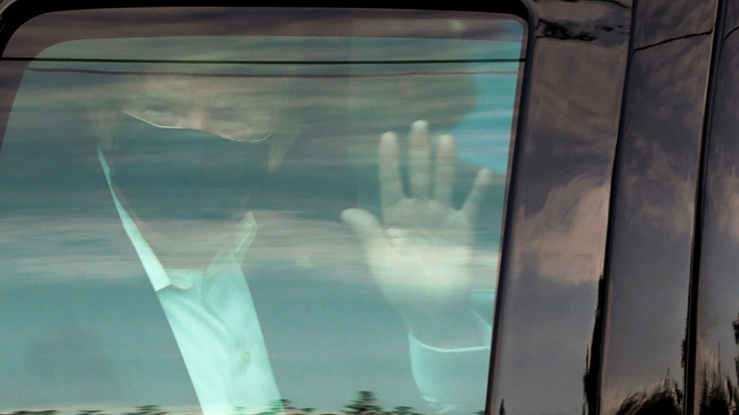 Donald Trump saluda desde el interior de su coche oficial en una breve salida del hospital. (Reuters)