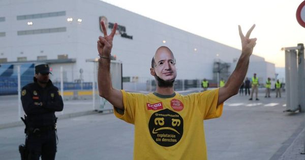 Foto: Un manifestante, ayer, con una careta de Bezos. (CCOO)