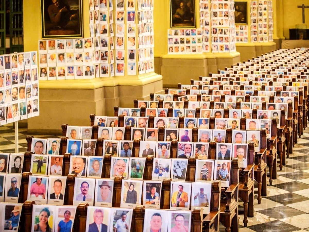 Foto: Retratos de fallecidos por covid-19 en una misa oficiada por el arzobispo de Lima (EFE)