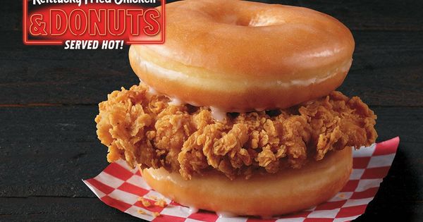 Foto: El sándwich de donuts y pollo frito, el último lanzamiento de KFC (Foto: Twitter)