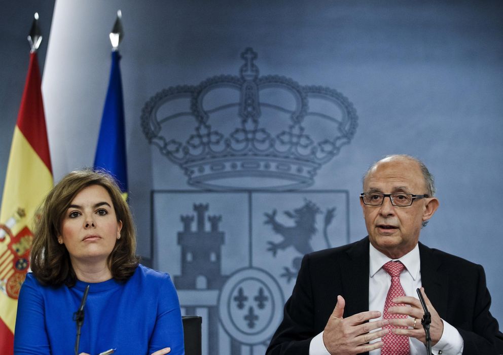 Foto: La vicepresidenta del Gobierno, Soraya Sáenz de Santamaría (i), y el ministro de Hacienda, Cristóbal Montoro. (EFE)