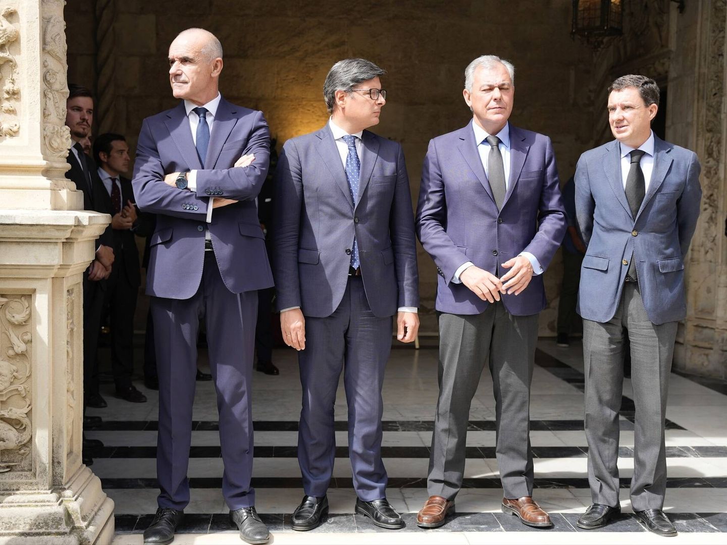 El alcalde de Sevilla, José Luis Sanz, con otras autoridades de la ciudad. (Europa Press)