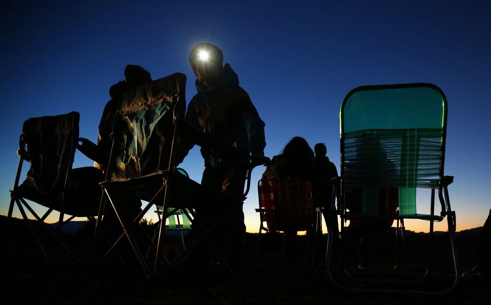 Un grupo de personas busca ovnis en el desierto de Arizona (Reuters).