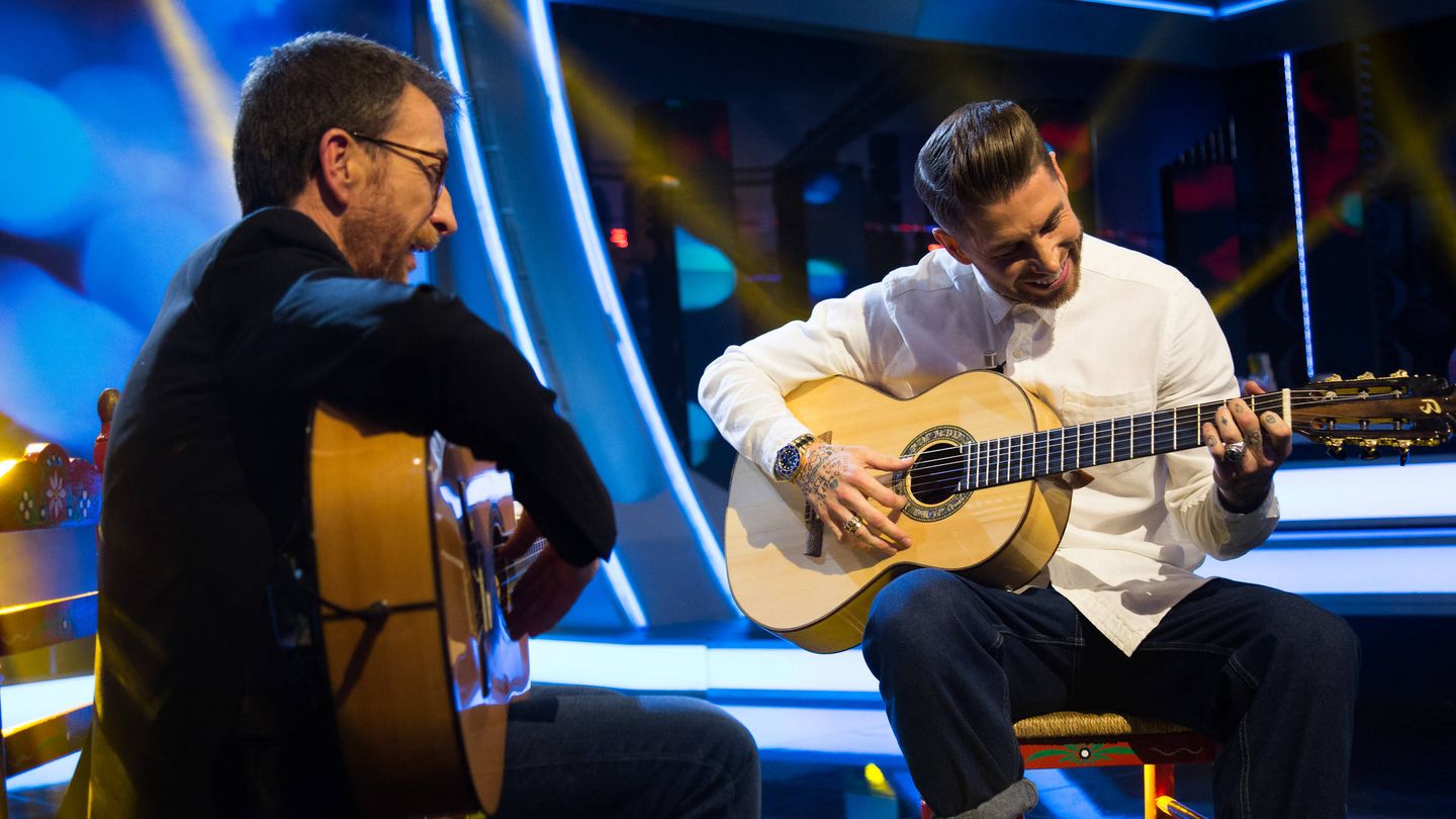 Pablo Motos tocando la guitarra con Sergio Ramos. (7yAcción)