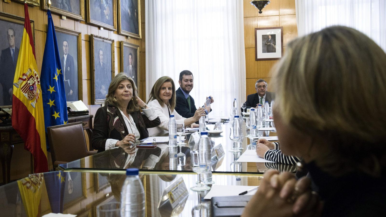 Foto: La ministra de Empleo, Fátima Báñez (2i), durante la reunión con los representantes de las organizaciones representativas de los trabajadores autónomos y de la Economía Social. (EFE)