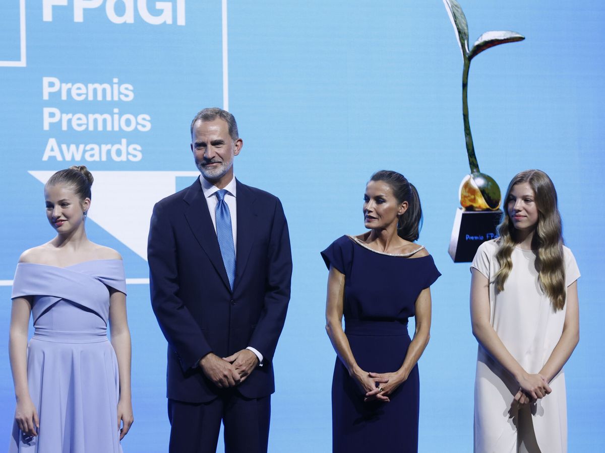 Foto: Los reyes y sus hijas presiden los Premios Princesa Girona en Barcelona. (EFE/Toni Albir)