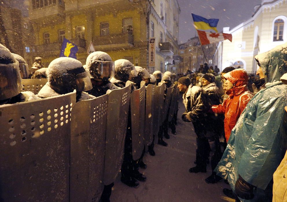 Foto: Agentes ante las protestas de la oposición en Kiev (Efe).