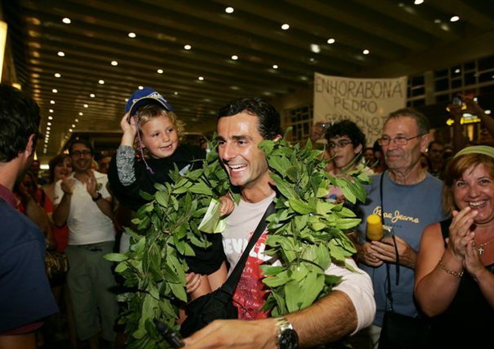 Foto: Pedro de la Rosa a su llegada a España tras conseguir su primer podio (Jordi Cotrina)