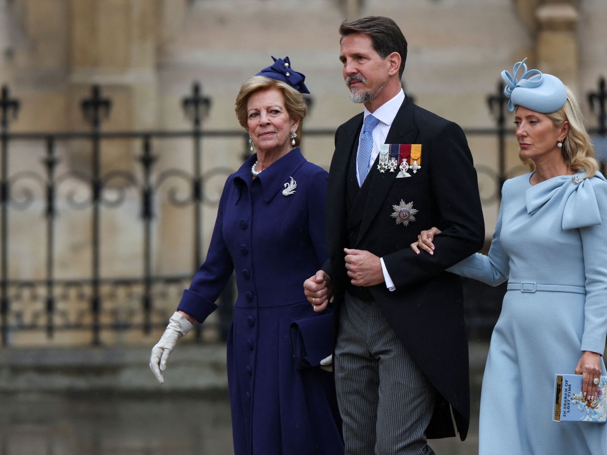 Foto: La reina Ana María y los príncipes herederos de Grecia, en la coronación de Carlos III. (Reuters)