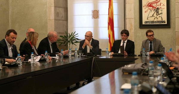 Foto:  El presidente de la Generalitat, Carles Puigdemont (2d) acompañado por el conseller de Asuntos Exteriores, Raül Romeva (3d) y del director general del Diplocat, Albert Royo (d). (EFE)