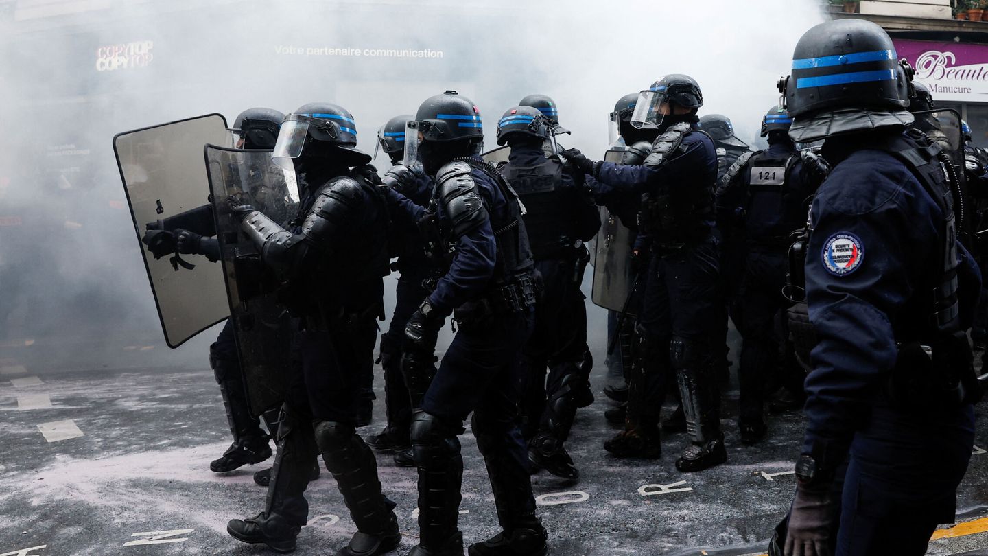 Agentes antidisturbios en la marcha por el Día de los Trabajadores en París. (Reuters/Benoit Tessier)