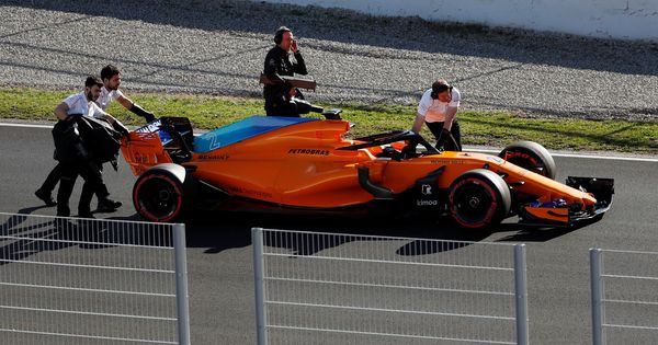 Foto: La imagen de este martes: los mecánicos de McLaren retiran su coche averiado. (REUTERS)