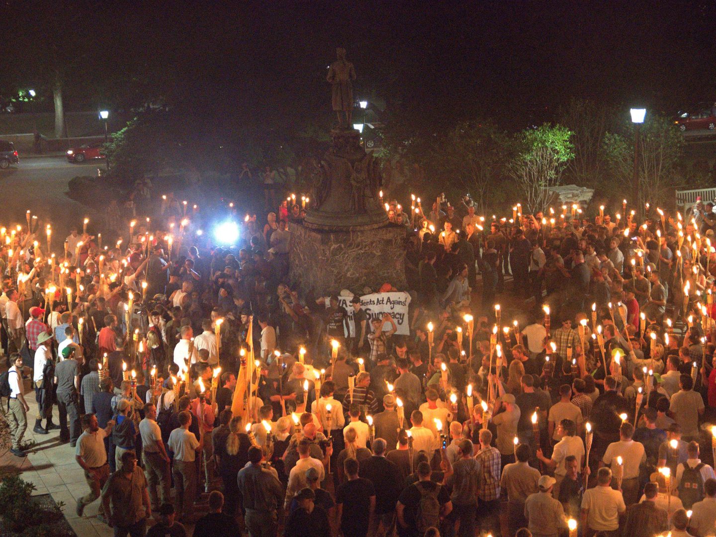 Cientos de radicales de ultraderecha se concentran alrededor de la estatua de Thomas Jefferson. (Reuters)