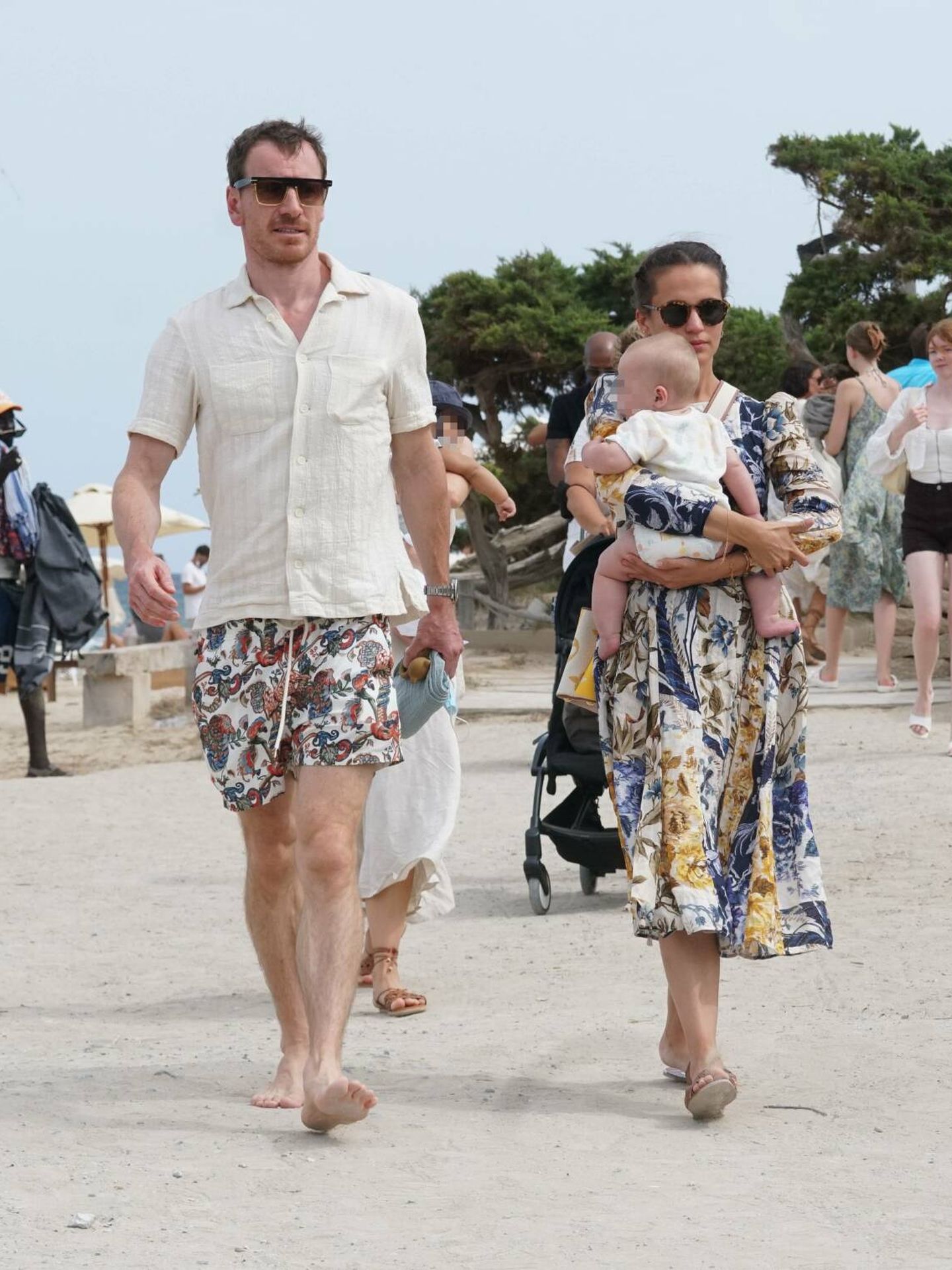 Estilosos y en familia, Alicia Vikander y Michael Fassbender en Ibiza con su bebé. (Gtres)